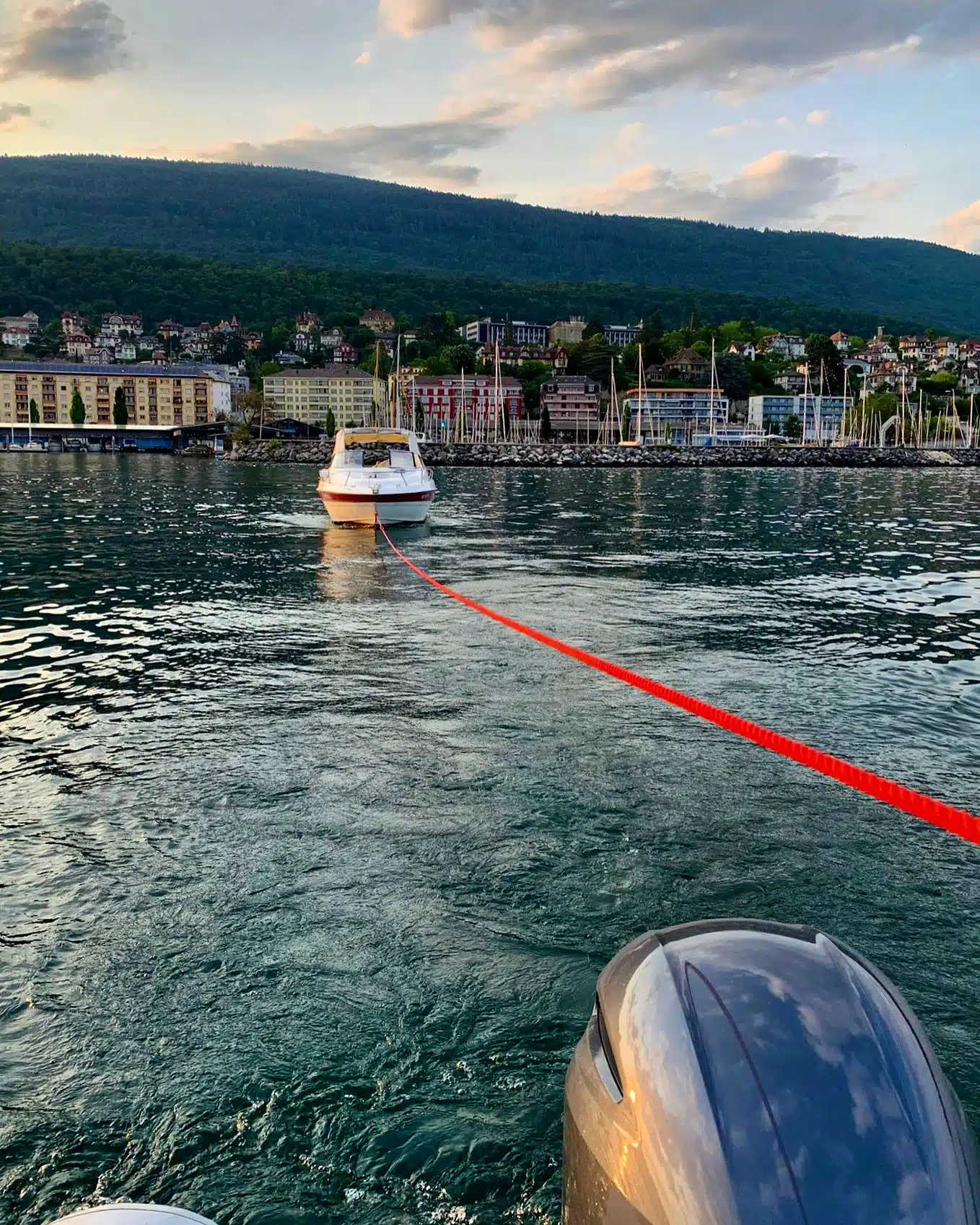 Remorquage d'un bateau du Nid-du-Cro à Auvernier